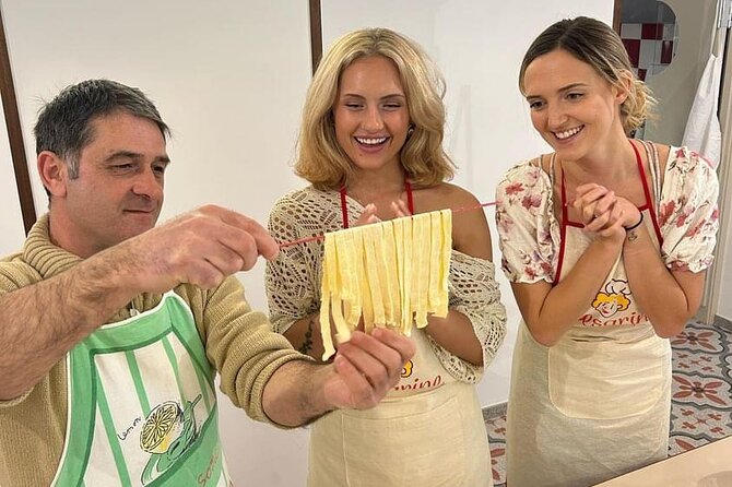 Amalfi: lezione di cucina su pasta, mozzarella e tiramisù - Stretching fresh mozzarella by hand