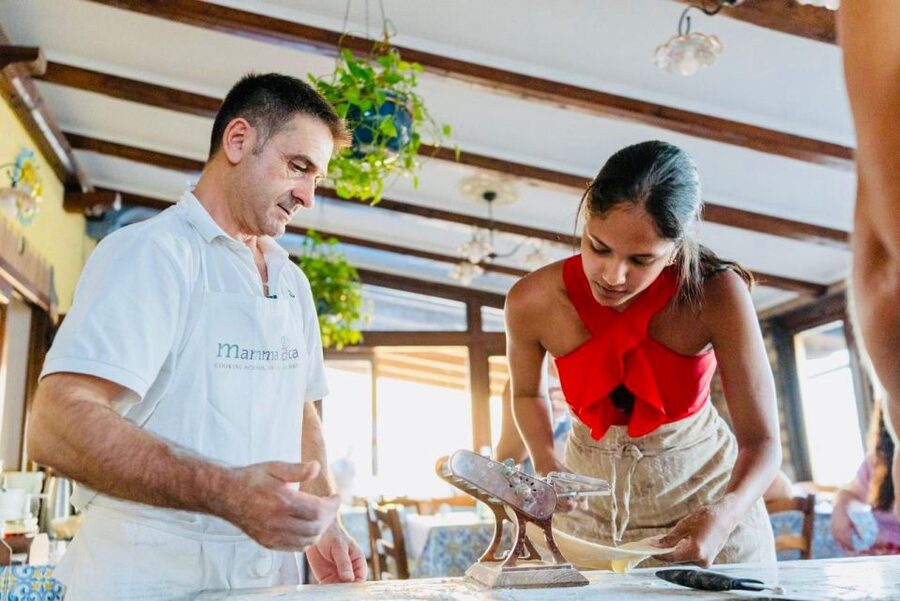 Amalfi: Mozzarella, Fettuccine, and Tiramisù Cooking Class - Making mozzarella from scratch