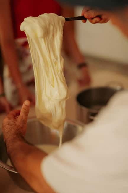 Amalfi: Tagliatelle, Mozzarella & Tiramisù Cooking Workshop - Starting with fresh mozzarella