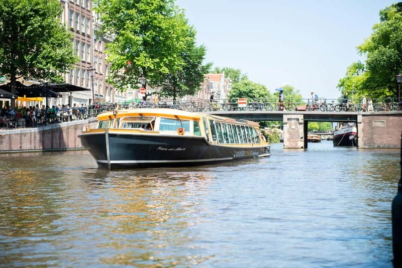 Amsterdam canal cruise with culinary burger or cheese & wine - Choosing between burgers and Dutch cheese