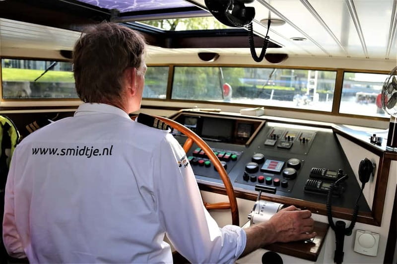 Amsterdam canal cruise with culinary burger or cheese & wine - A closer look at the food and drinks