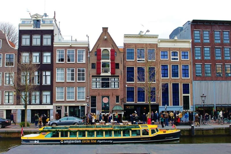 Amsterdam canal cruise with culinary burger or cheese & wine - Comfort on a cool Amsterdam evening