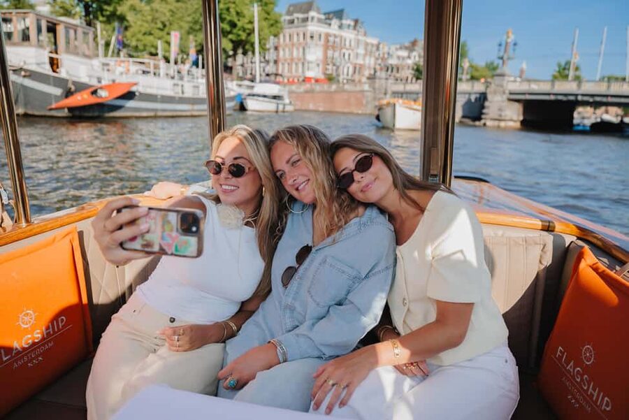 Amsterdam: Classic Saloon Boat Cruise with Cheese & Wine - The cheese and wine option: what it adds