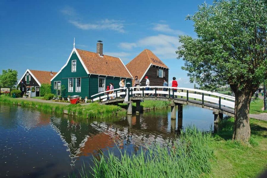 Amsterdam: Experience Zaanse Schans Windmills & Cheese Farm - Starting your walk among the wooden houses