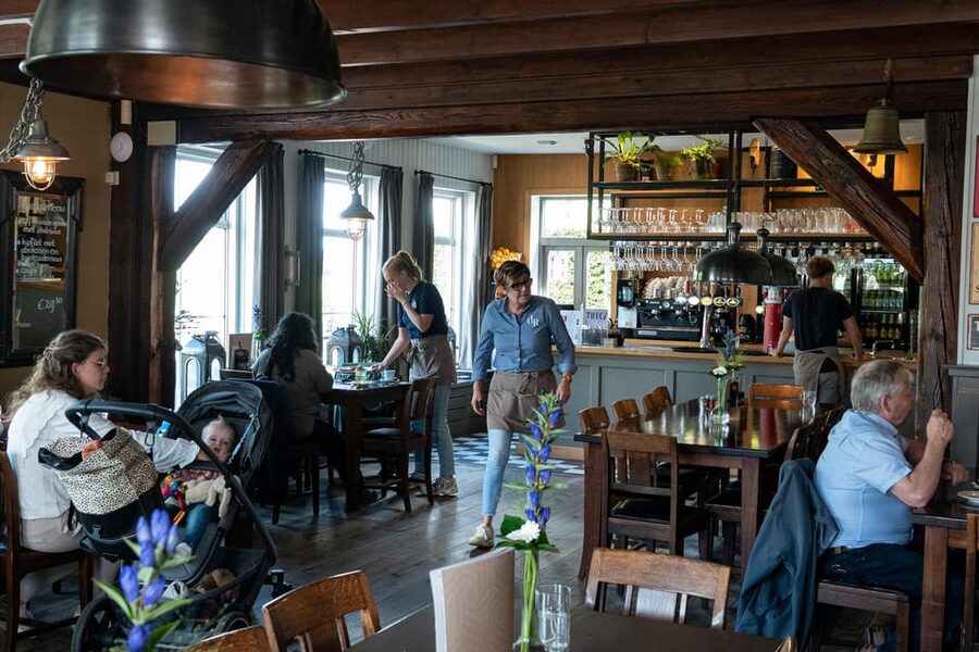 Amsterdam: Giethoorn Tour Scenic Cruise, Cheese & Free Time - Cheese tasting and the useful discounts