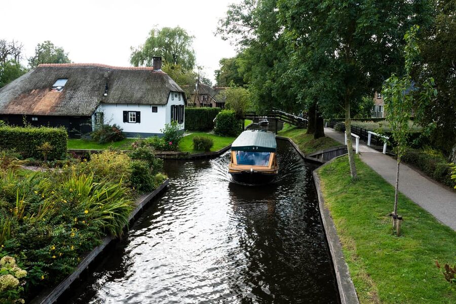 Amsterdam: Giethoorn Tour Scenic Cruise, Cheese & Free Time - Who will enjoy this day trip most?