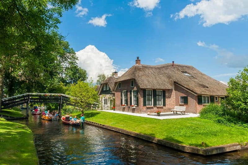 Amsterdam: Live GuideD Giethoorn Boat Tour & Cheese Platter - Arriving in Giethoorn and getting oriented