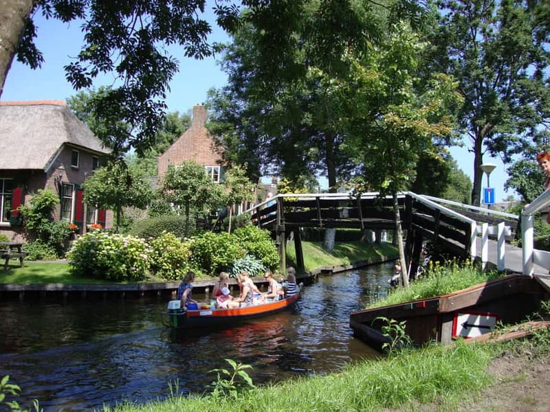 Amsterdam: Live GuideD Giethoorn Boat Tour & Cheese Platter - Group size, guide style, and daily rhythm