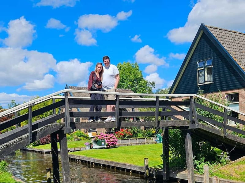 Amsterdam: Live GuideD Giethoorn Boat Tour & Cheese Platter - Who should book this Giethoorn day trip?