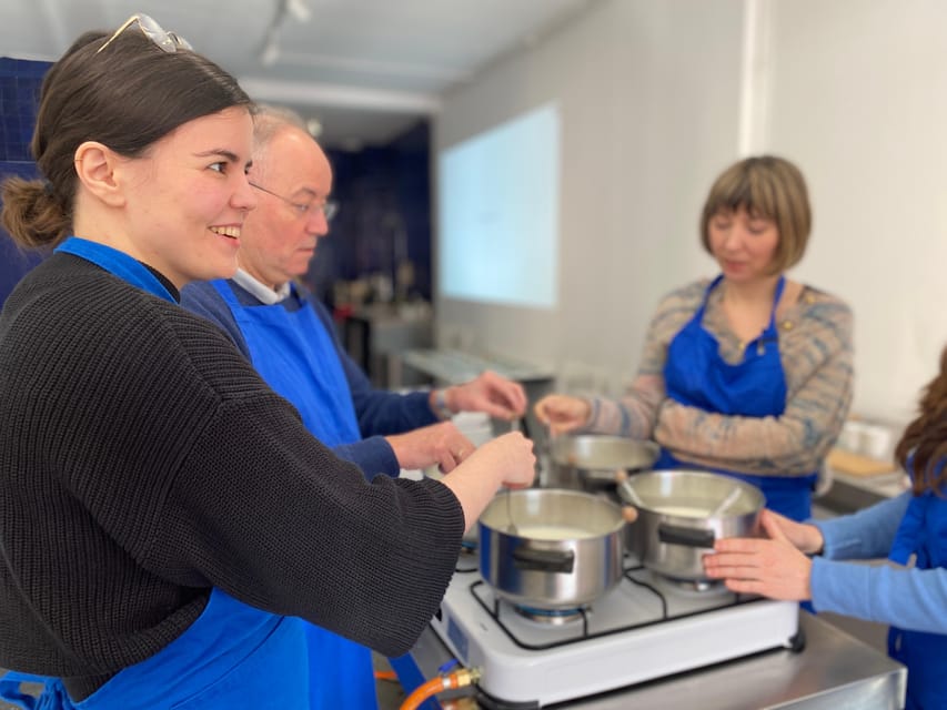 Amsterdam: Make your cheese next to De Hallen - Turning supermarket milk into cheese near De Hallen