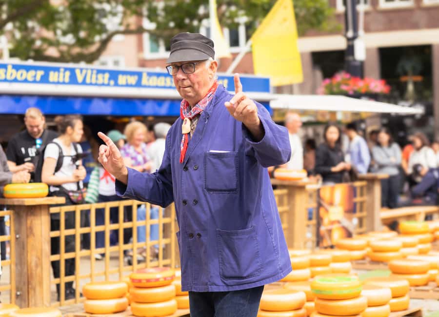 Amsterdam: Traditional Cheese Market Tour to Alkmaar - What to do when you reach the market