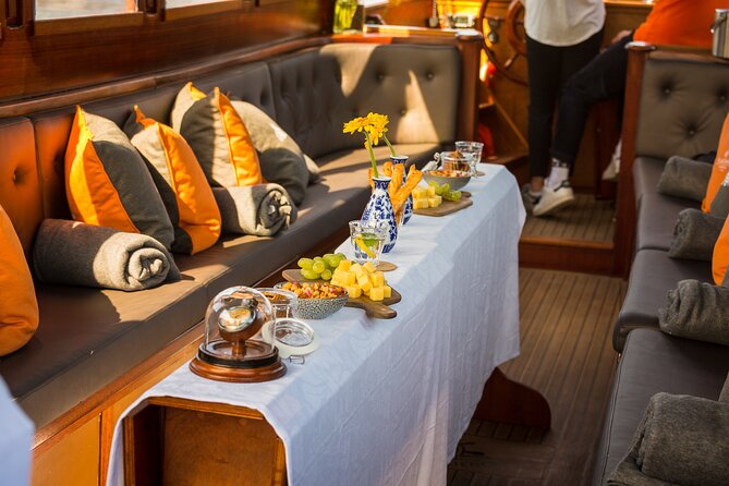 Amsterdam Walking Tour and Cruise with Drinks and Cheese Tasting - Starting at Beursplein beside the stock exchange