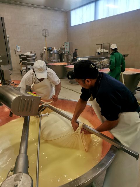 Bologna: Parmigiano, Wine and Balsamic Vinegar experience - The 7 am start and Italian breakfast