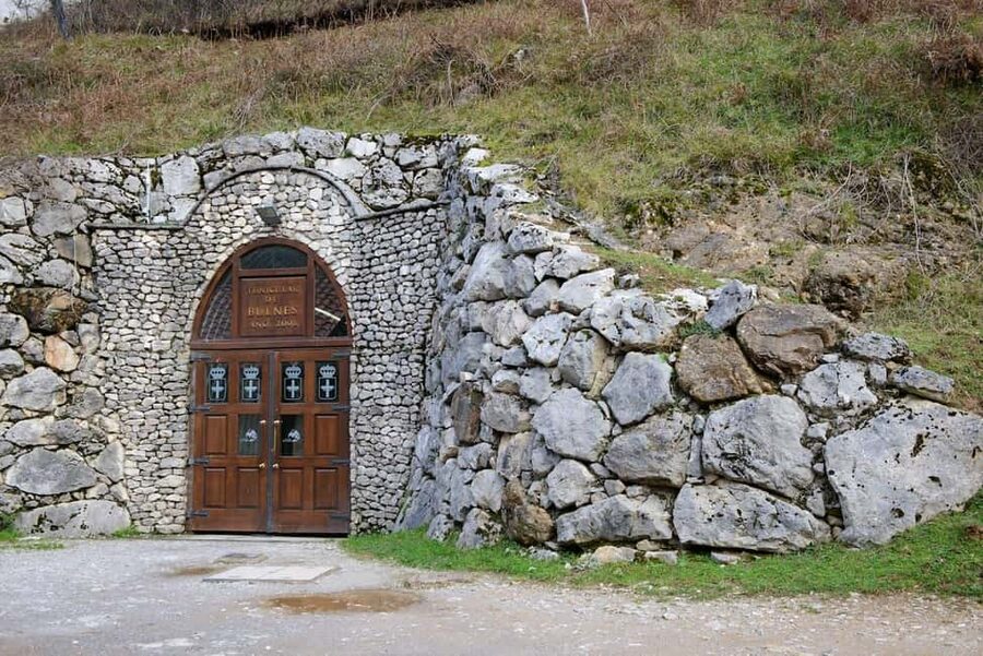 Bulnes: Excursion with funicular and Cabrales cheese cave in the Picos de Europa - Guide quality and language