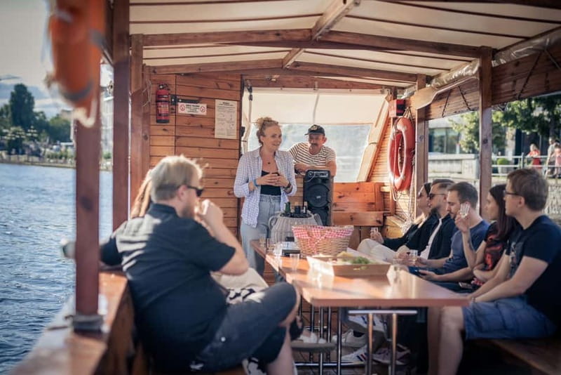 Bydgoszcz: River Cruise with local Wine and Cheese Tasting - Comfort in cool weather and on a family outing