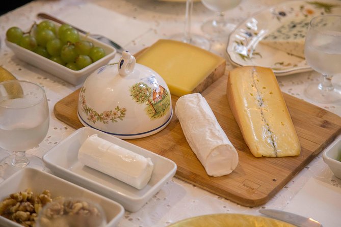 Cheese and Wine Tasting in the Latin Quarter with Chef Alex - Six cheeses from across France