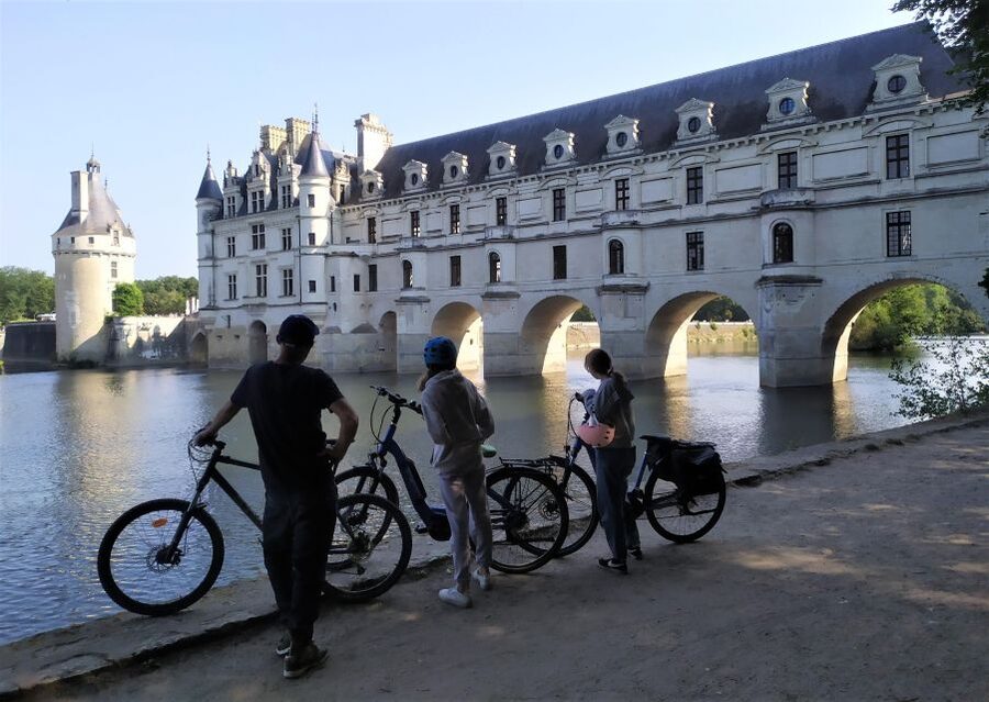 Chenonceau: guided ebike ride and wine & cheese picnic lunch - Languages, group size, and the guide
