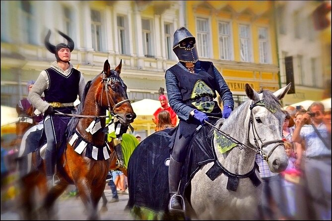 City tour and craft beers and cheeses at the local market - Kadriorg Park and the royal setting