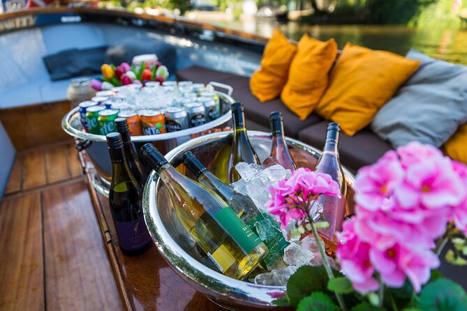 Classic Salonboat Tour in Amsterdam Including Cheese and Wine - What the hour feels like in practice