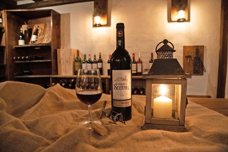 Cologne-Nippes: Cheese and wine with champagne and Grand Cru - The setting: courtyard, wine bar, or cellar