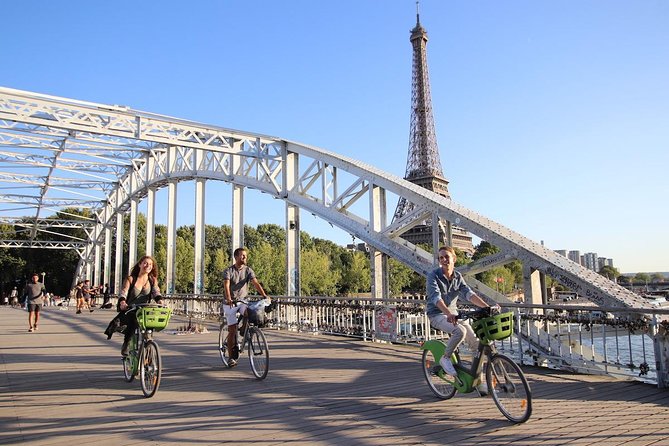 First Day Bike Tour, Top Sights, hidden gems, Wine&Cheese picnic - At a glance: what makes this Paris bike tour useful