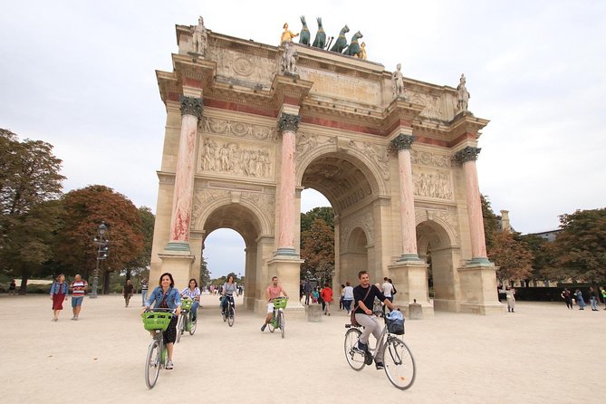 First Day Bike Tour, Top Sights, hidden gems, Wine&Cheese picnic - Place Dauphine and Notre-Dame