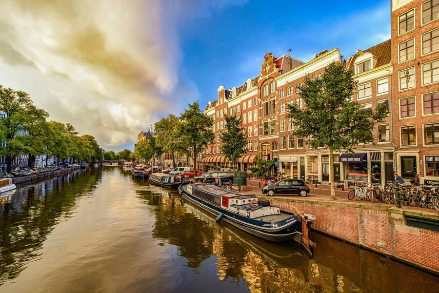 From Brussels: Cheese, Clogs & Windmills Amsterdam Day Trip - Guides, languages, and the pace of the day