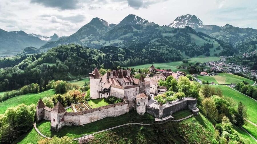 From Lausanne: Gruyères Tour with Chocolate & Cheese Tasting - Why this makes a good Lausanne day trip