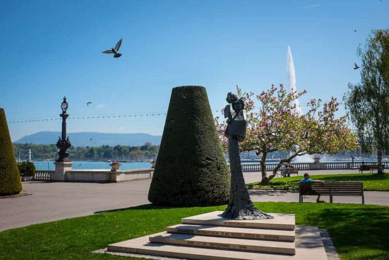 Geneva: City Tour and Fondue Cooking Class, Swiss Folklore - Group size, language, and timing