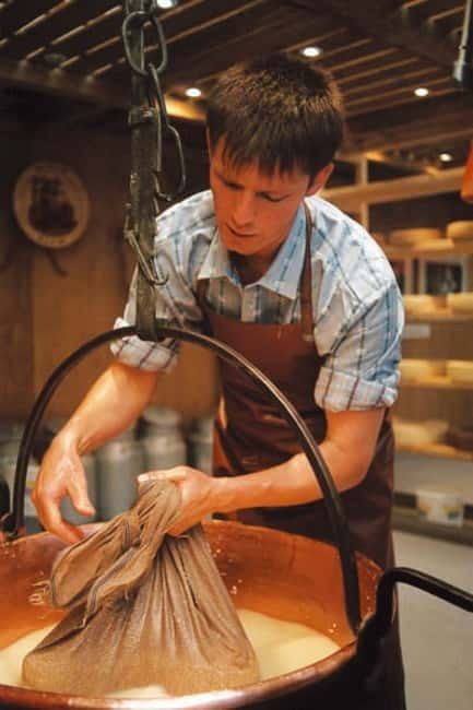 Geneva: Gruyères Tour with Chocolate, Cheese & Golden Train - A Swiss food day that keeps moving