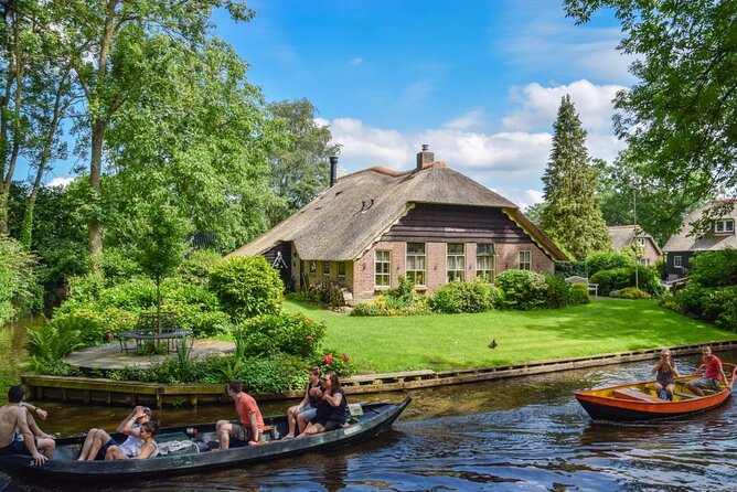 Giethoorn Day Trip from Amsterdam With Cruise and Cheeseplatter - Cruising Giethoorn’s narrow waterways