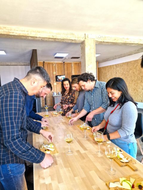 Gourmet Experience: Tasting of Spanish Cheeses and Wines - Why the guide matters more than the table