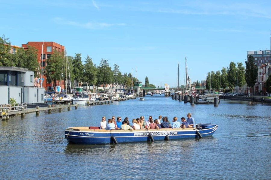 Groningen: Evening Cheese and Wine cruise - Cheese, wine, and the pace of the boat