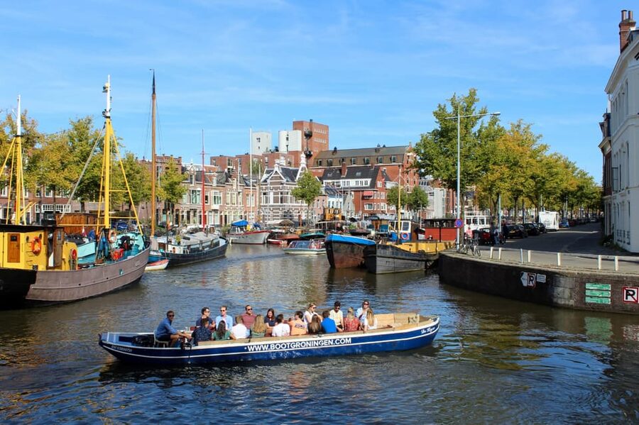 Groningen: Evening Cheese and Wine cruise - A small boat with a few practical limits