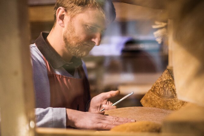 Guided visit of the Cheese Museum with Tasting Included - Finding the Musée Vivant du Fromage on Île Saint-Louis