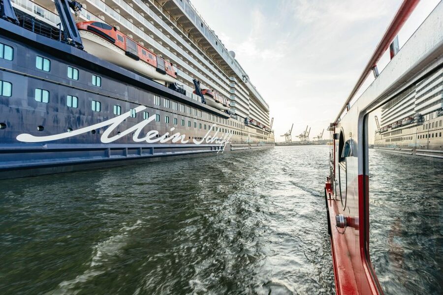 Hamburg: Harbor Cruise with Wine and Cheese - Wine and cheese: enough for an evening aperitif