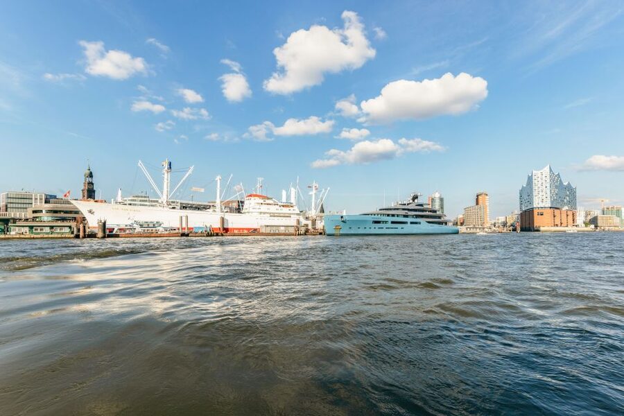 Hamburg: Harbor Cruise with Wine and Cheese - German commentary and what non-German speakers should expect