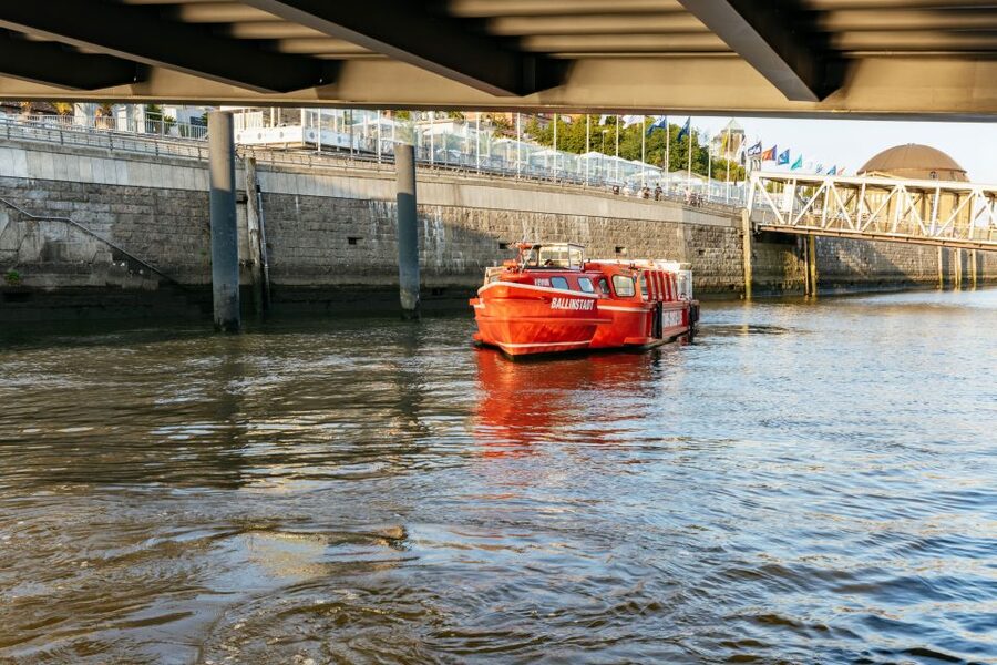 Hamburg: Harbor Cruise with Wine and Cheese - Who will get the most from this cruise?