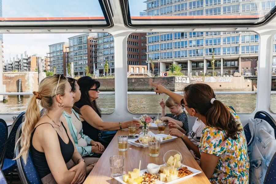 Hamburg: Harbor Cruise with Wine and Cheese - Finding the boat behind Fischbrötchenbude 10