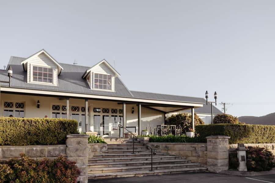 Hunter Valley: Wine Tour with 2-Course Lunch, Choc & Cheese - Guides, commentary and the coach experience