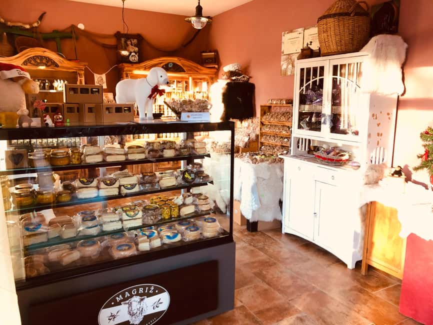 KRK: Cheese factory inside tour and product tasting–guide - The welcome drink and family introduction