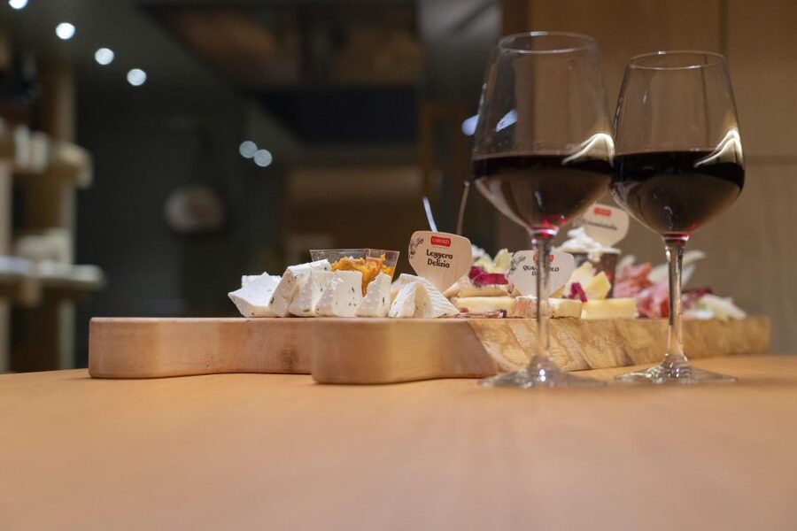 Lake Como: Cheese and Wine Tasting in Valsassina - Mountain views and the Valsassina valley