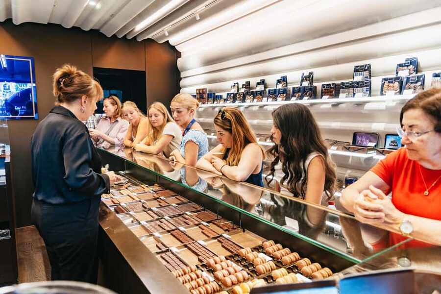 Le Marais Walking Food Tour with Cheese, Wine & Pastries - Guides make or break the experience