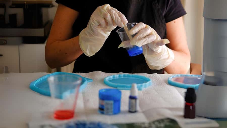 Melbourne: Resin Art Classes - Cheeseboard & Coasters - What You Make in One Hour