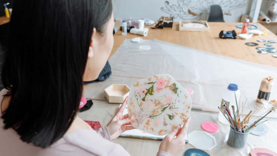 Melbourne: Resin Art Classes - Cheeseboard & Coasters - The Instructor’s Role During the Class