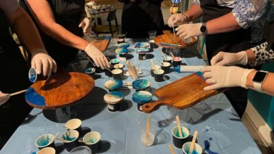 Resin Art Classes – Cheeseboard & Coasters