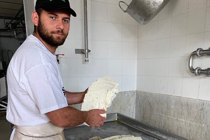 Mozzarella Experience and tasting in Naples - Making mozzarella with a Naples family