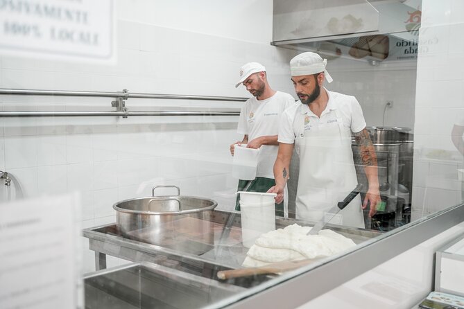 Mozzarella Live Show & Tasting in a Cheese Factory - The tasting: mozzarella, burrata, and more