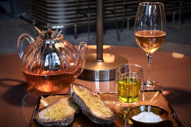 Olive Oil, Cheese, and Wine Tasting with Local Expert - Pairing oils with snacks and cheese