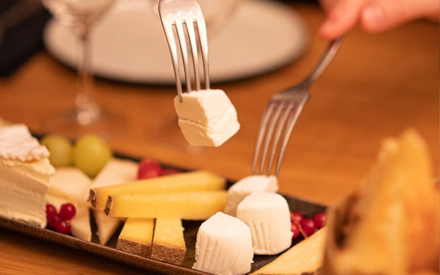 Paris: Apéro Wine and Cheese Tasting Experience - Three wines, three cheeses, and a clear structure